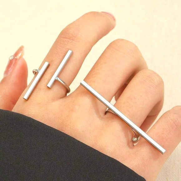 Jewelry - "Compliment Getter" Elegant Silver Bar Ring Set
